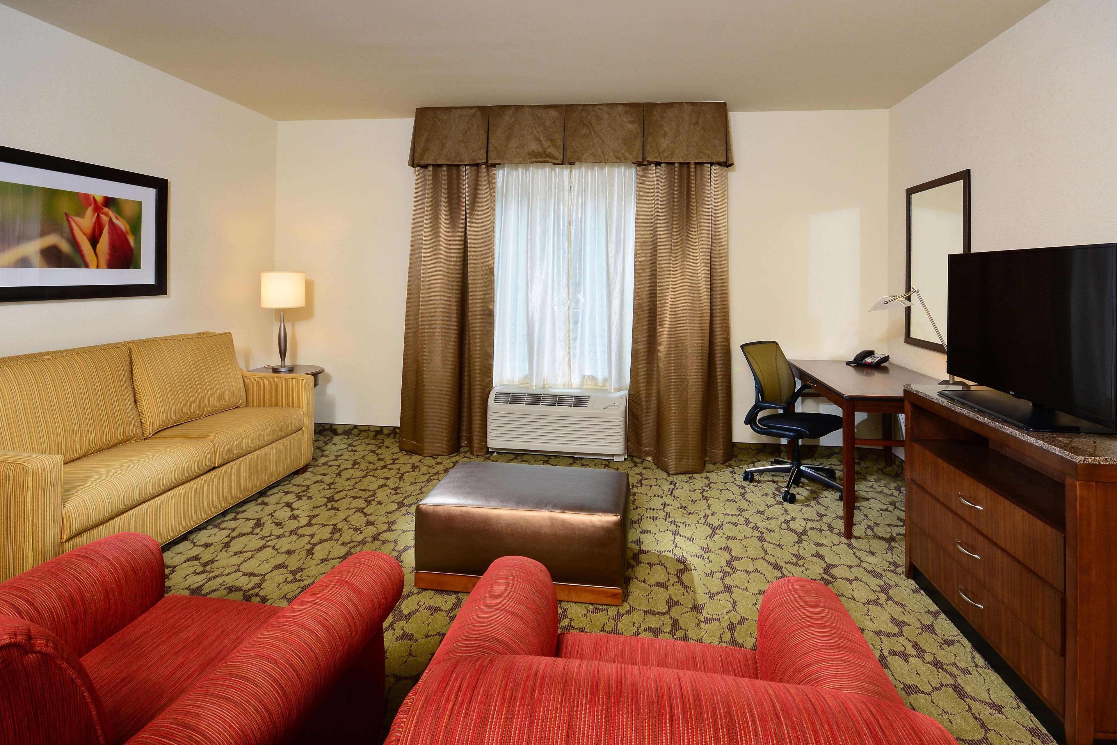 Hilton Garden Inn Greensboro Airport Екстериор снимка